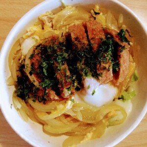 メンチカツリメイクのキャベツと玉ねぎの卵とじ丼